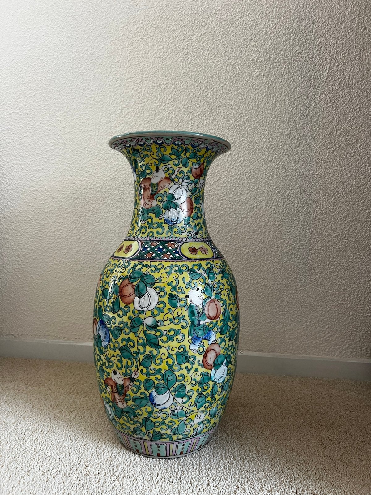Grote Chinese vaas met bloemen en fruit decor, Ophalen