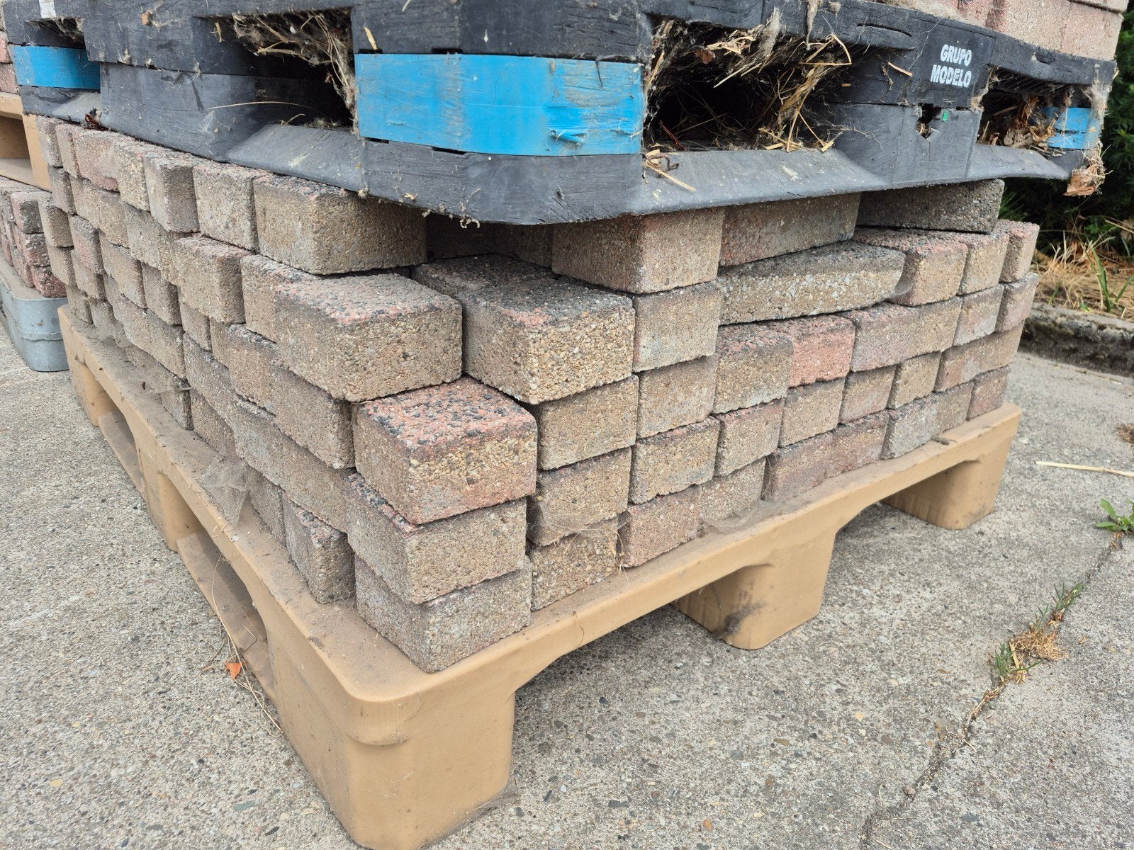 Pallet met kleine vierkante stenen, Tuin en Terras, Ophalen, Gebruikt, Klinkers, 10 m² of meer