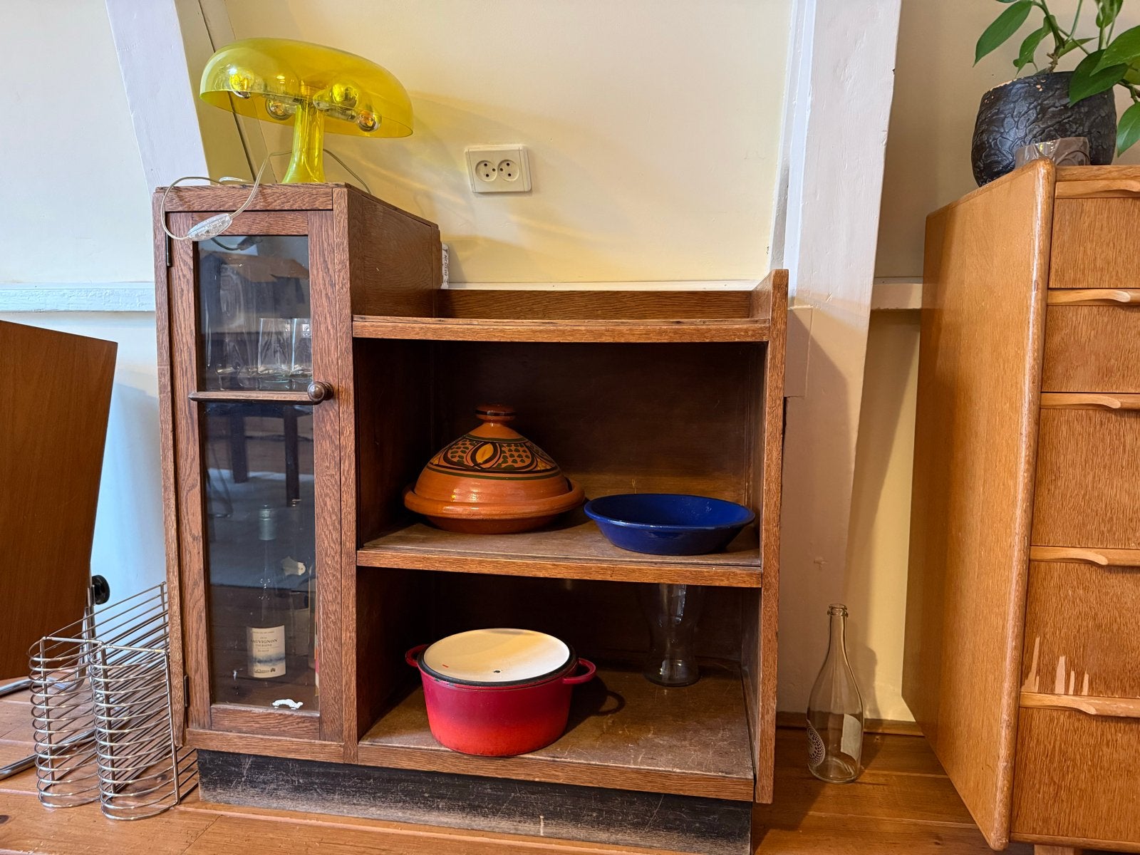 Vintage houten kastje met glazen deur, Antiek en Kunst, Ophalen