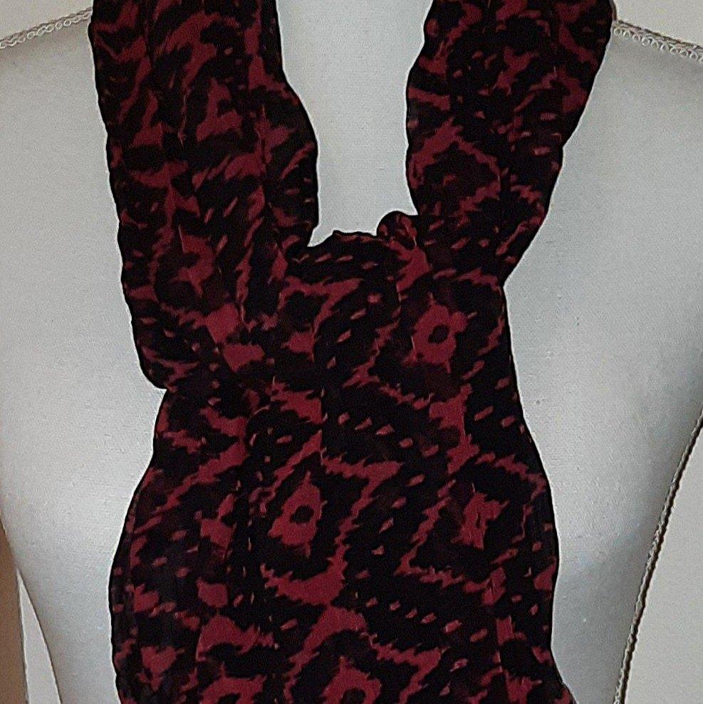 SJAAL ZWART DONKERROOD ROOD PLISSÉ CRINCKLE 140 x 80 cm, Kleding | Dames, Mutsen, Sjaals en Handschoenen, Ophalen of Verzenden