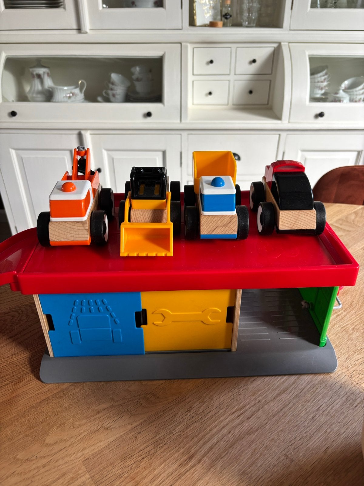 IKEA auto garage met 4 houten auto's, Ophalen of Verzenden, Zo goed als nieuw