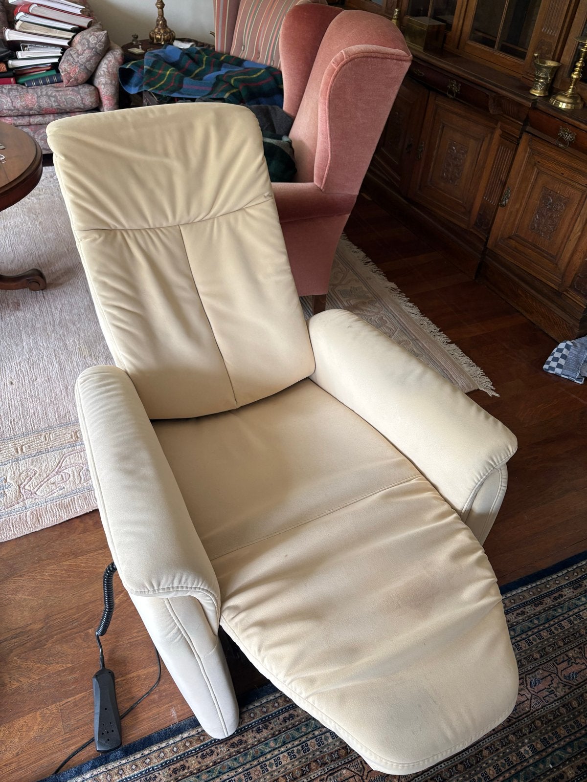 Prachtige sta-op stoel met suedine bekleding merk Hucla, Huis en Inrichting, Stoelen, Ophalen, Overige kleuren, Zo goed als nieuw