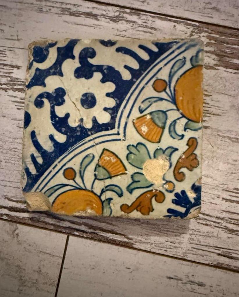 Antiek Majolica Tegeltje - Handbeschilderd (1600-1640), Ophalen of Verzenden