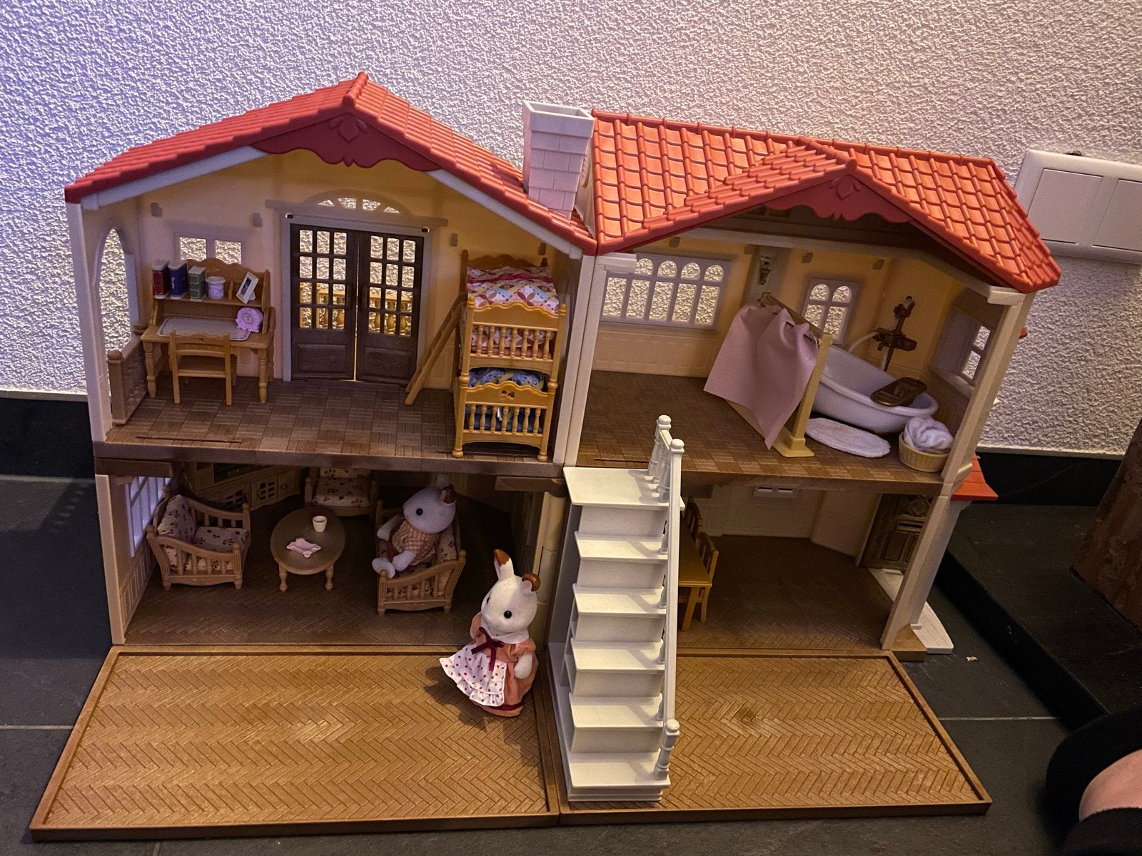Groot poppenhuis met meubeltjes en poppetjes, Ophalen, Zo goed als nieuw, Poppenhuis