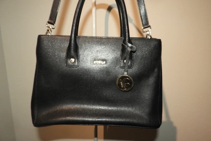 Furla zwarte ruime schoudertas gouden merk hanger eraan, Sieraden, Tassen en Uiterlijk, Tassen | Schoudertassen, Overige merken