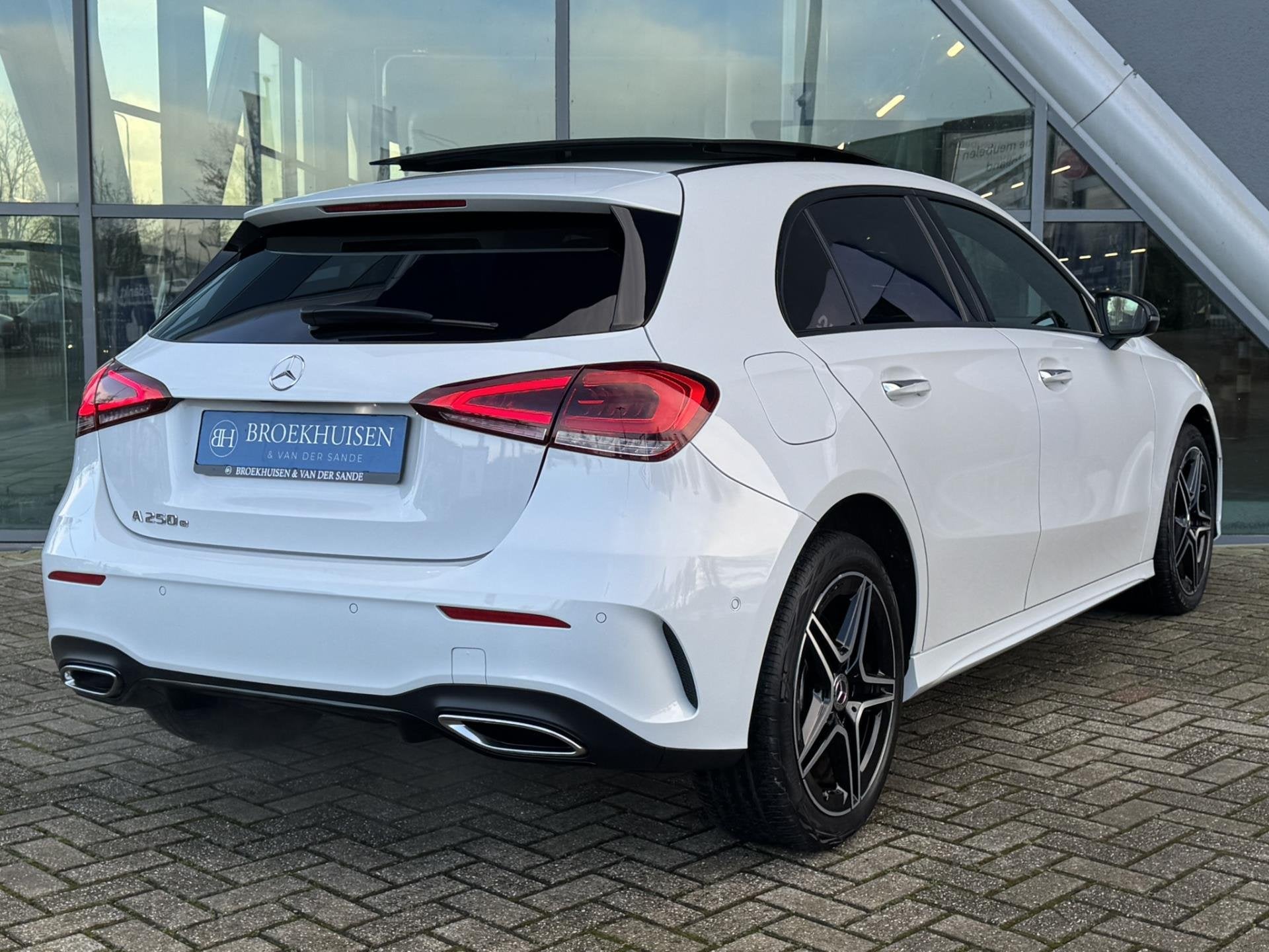 Mercedes-Benz A-klasse 250 e AMG Line Plug in Hybride 218pk, Auto's, Dealer onderhouden, Gebruikt, 4 cilinders, 15 kWh