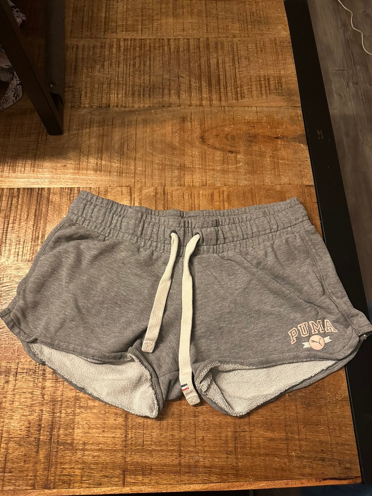 Grijze korte broek van Puma - maat L, Kleding | Dames, Broeken en Pantalons, Kort, Maat 42/44 (L), Ophalen of Verzenden, Zo goed als nieuw