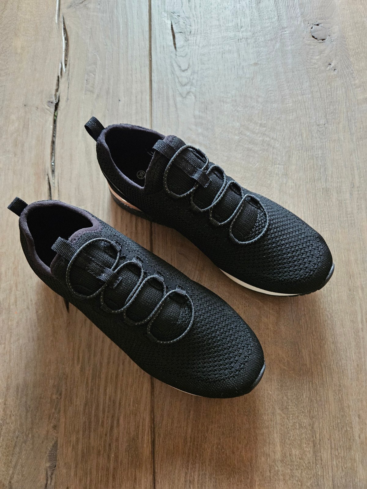 Zwarte sneakers met gouden details - Maat 39, Ophalen of Verzenden, Zo goed als nieuw, Zwart, Sneakers of Gympen