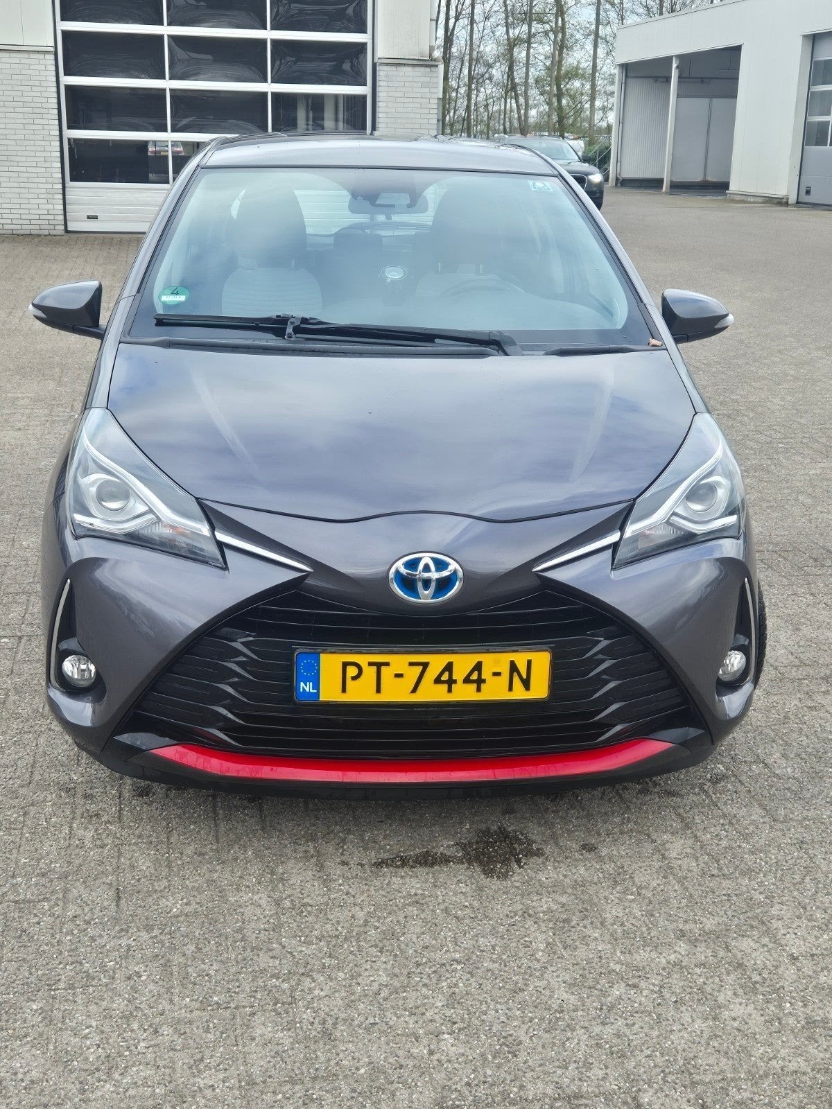 Toyota Yaris 1.5 Hybrid 100pk 5D CVT 2017 facelift, Auto's, Toyota, Zwart, 4 cilinders, 49 €/maand, Origineel Nederlands