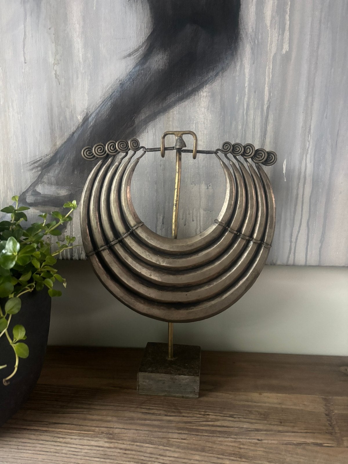 Metalen halsornament op standaard – vermoedelijk Miao/Hmong, Ophalen of Verzenden