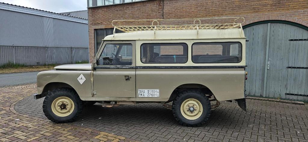 Landrover 109 serie 3 diesel Santana 1984, Auto's, Oldtimers, Land Rover, Zwart, Beige, Vierwielaandrijving