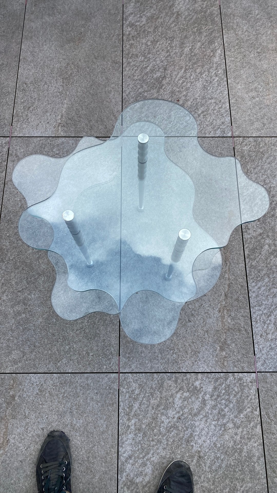Organisch gevormde salontafel van glas en aluminium., Huis en Inrichting, Ophalen, Gebruikt, 100 tot 150 cm, 50 tot 100 cm