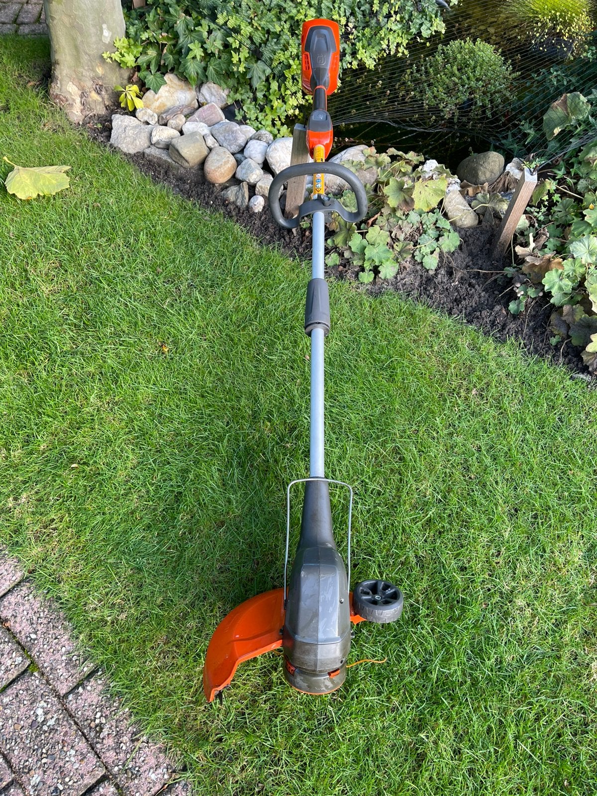 Husqvarna kanten trimmer met accu en oplader., Ophalen, Zo goed als nieuw, 10 tot 30 cm, Accu