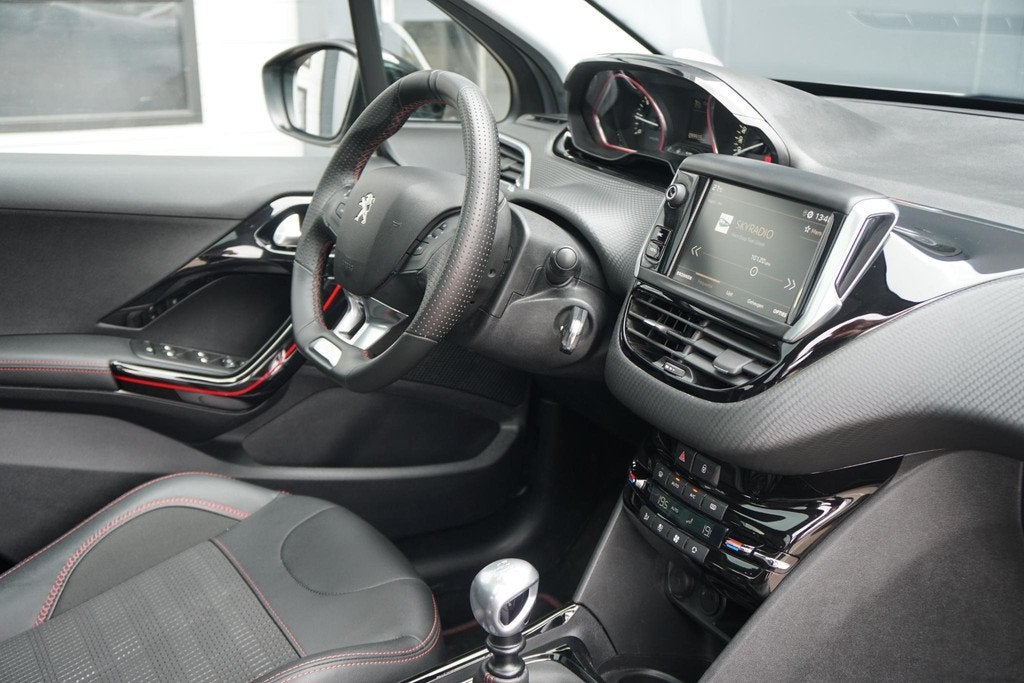 Peugeot 2008 1.2 PureTech GT-Line + TREKHAAK / PANORAMA / ST, Auto's, Peugeot, Voorwielaandrijving, Stof, 1199 cc, Automatische klimaatregeling