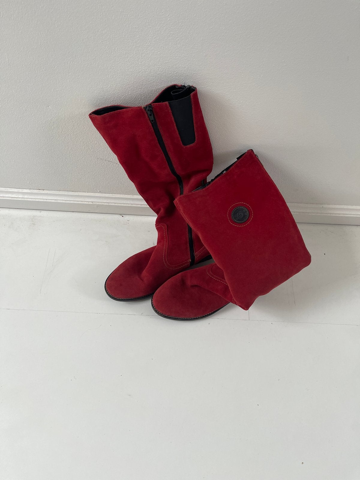 Rode suède laarzen van Remonte, maat 39, Kleding | Dames, Schoenen, Ophalen of Verzenden, Gedragen, Rood, Hoge laarzen