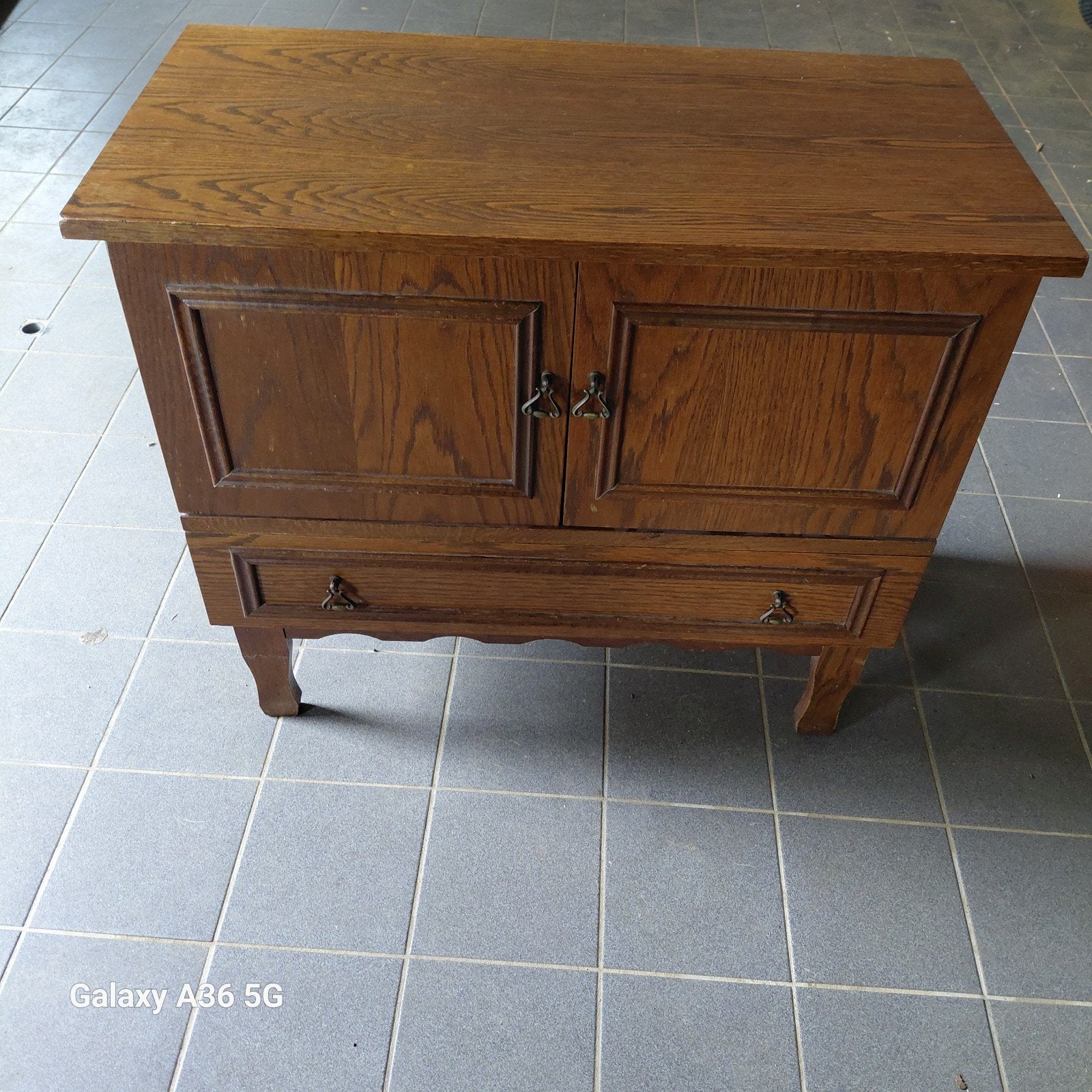 Houten kastje met lade en deurtjes, Ophalen