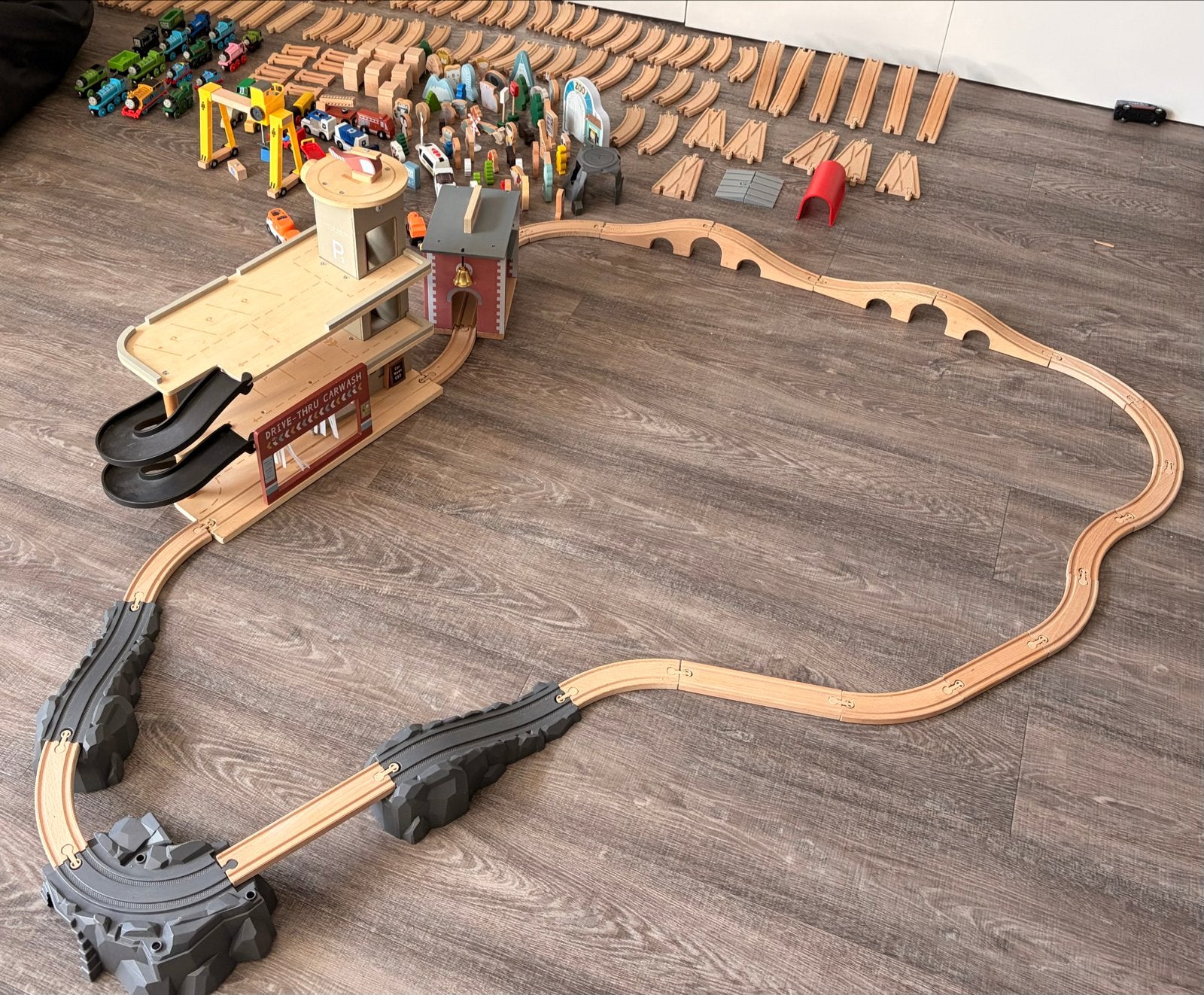 Grote houten treinbaan set met garage en brandweerkazerne, Ophalen, Gebruikt, Rij- of Hobbelspeelgoed