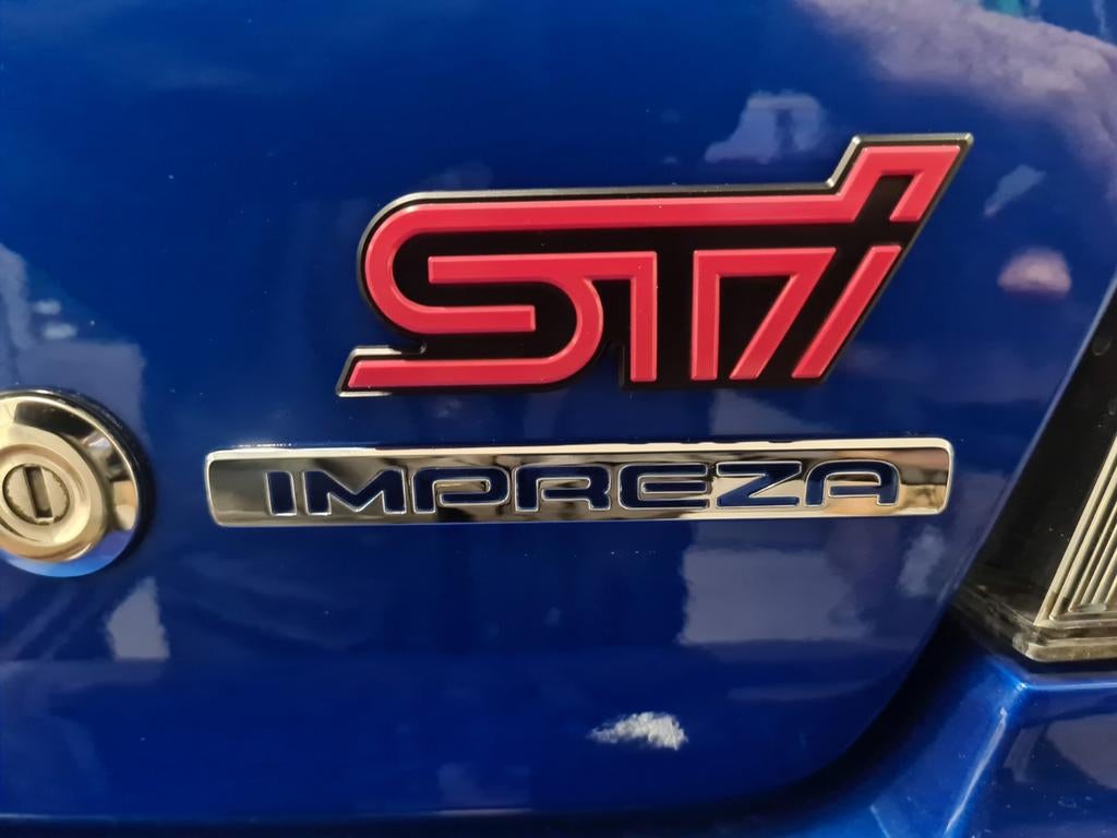 subaru impreza sti pink kofferbak badge oem 93073FE710 STI, Ophalen of Verzenden