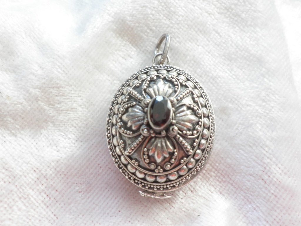 Mooi klein Zilveren Djokja Doosje met Granaatje - Hanger, Sieraden, Tassen en Uiterlijk, Verzenden, Zilver, Hanger, Met edelsteen
