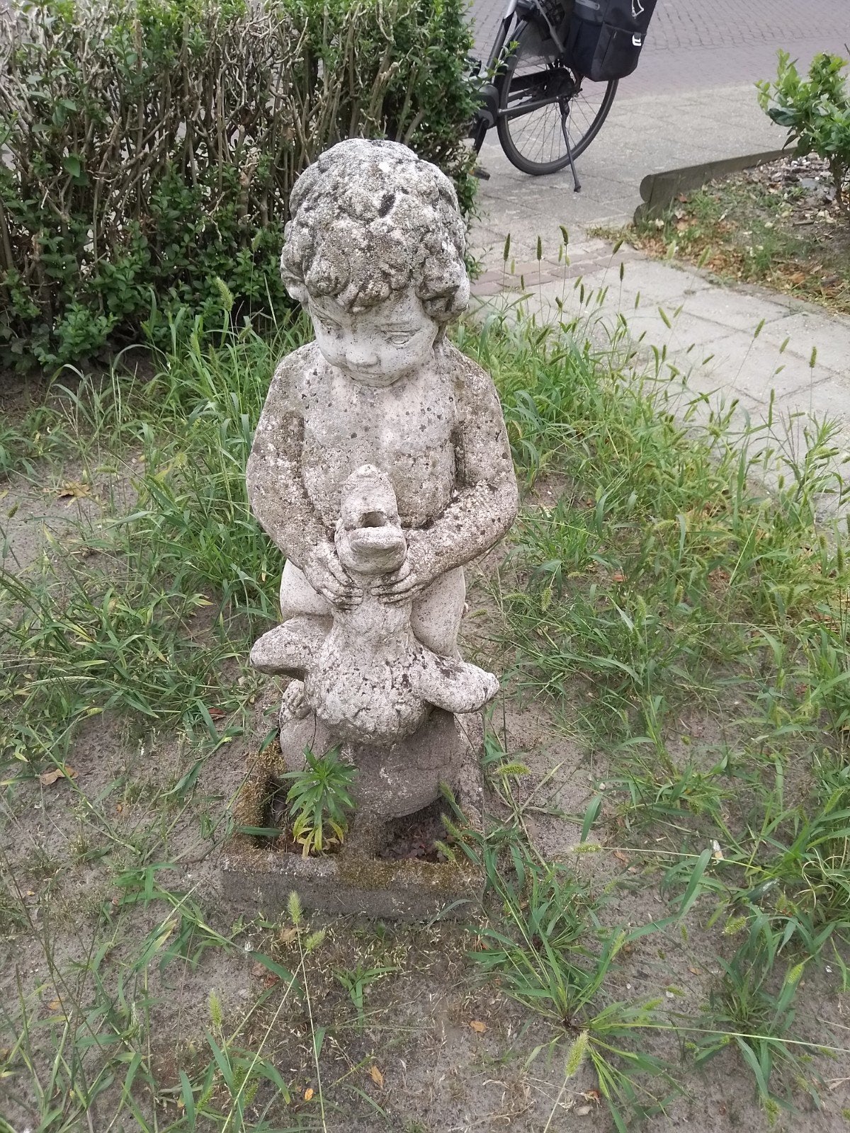 Prachtig stenen tuinbeeld van jongen met gans, Ophalen, Gebruikt, Beton, Mensenbeeld