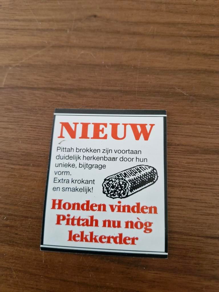 6897 Sticker Honden vinden Pittah nu nog Lekkerder, Ophalen of Verzenden, Zo goed als nieuw