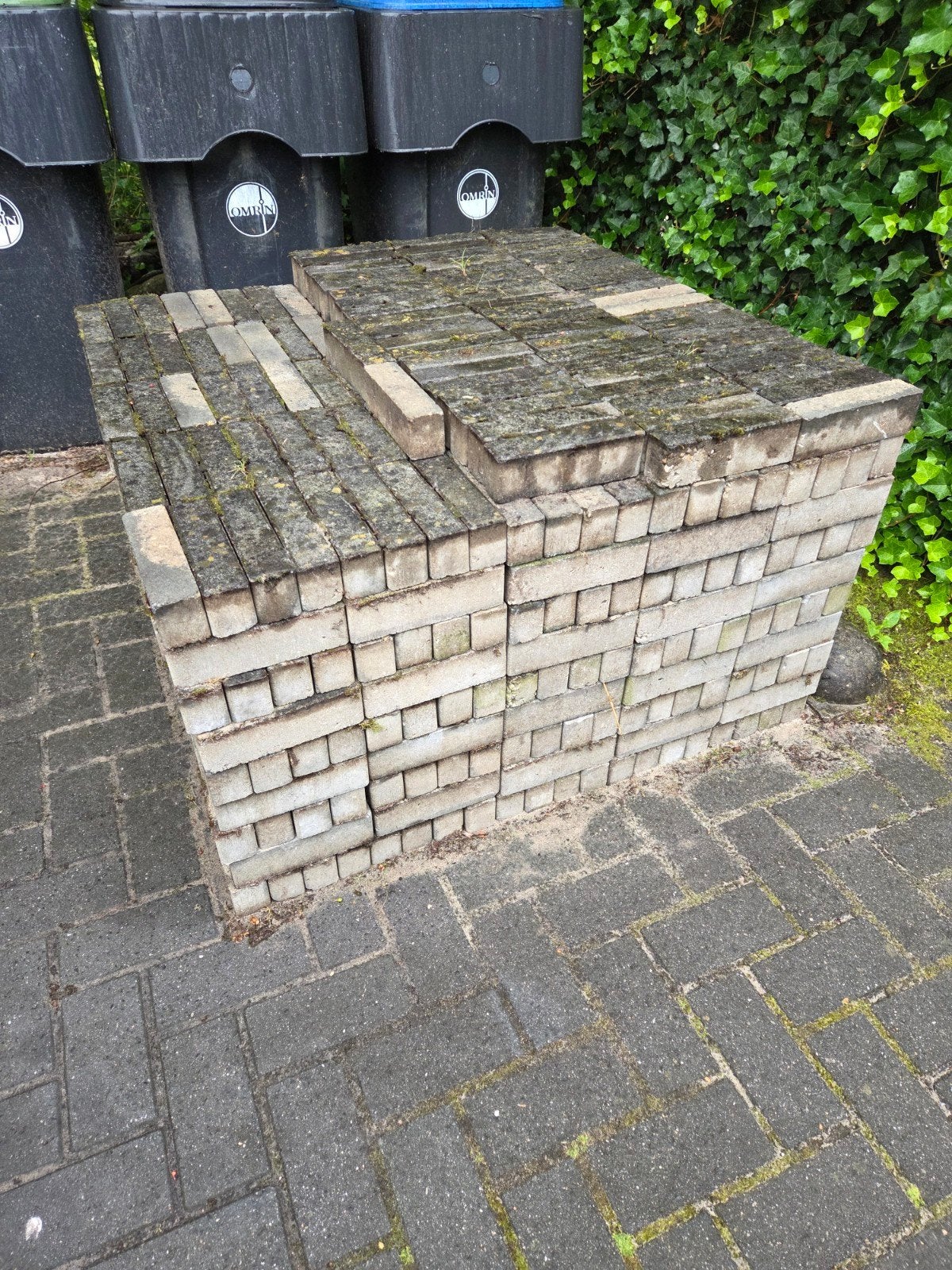 Gratis gebruikte bakstenen en betontegels voor tuin of oprit, Doe-het-zelf en Verbouw, Ophalen of Verzenden, Gebruikt, Bakstenen