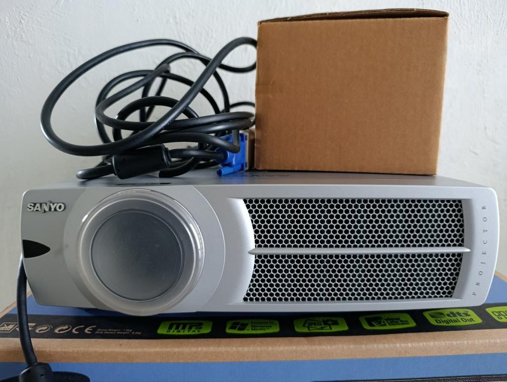 Sanyo plc-xu45 Beamer, Audio, Tv en Foto, Beamers, Ophalen, Zo goed als nieuw, Sanyo
