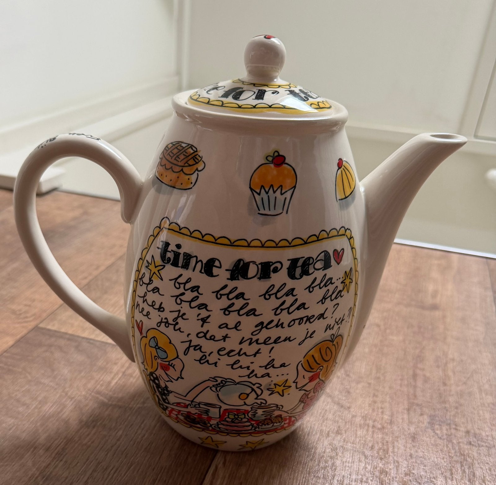 Blond Amsterdam Even Bijkletsen Theepot en 4 Diner borden, Huis en Inrichting, Keuken | Servies, Ophalen, Nieuw, Aardewerk