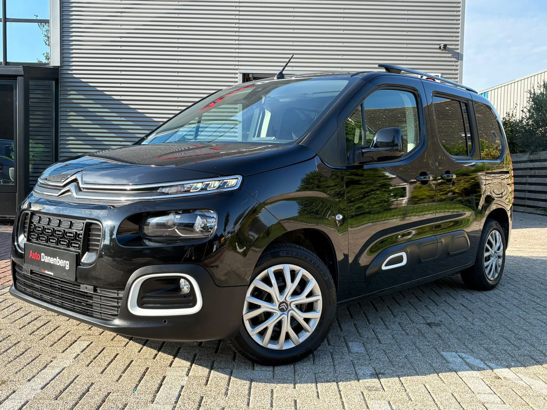 Citroen Berlingo 1.2 PureTech Shine TREKHAAK,GARANTIE, Voorwielaandrijving, Dealer onderhouden, Stof, Zwart