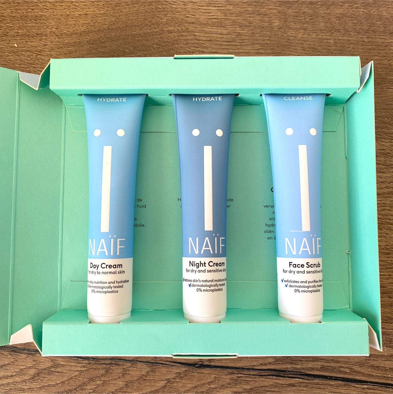 NAÏF Skincare Set: Dagcrème, Nachtcrème, Face Scrub, Ophalen of Verzenden, Nieuw, Gehele gezicht, Verzorging