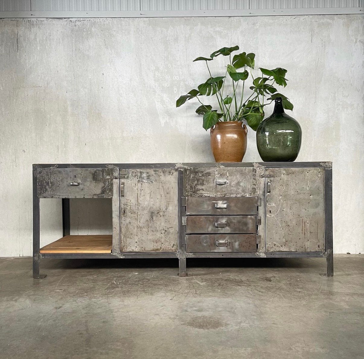 Oude stalen werkbank, vintage toonbank, keukeneiland, kast, Antiek en Kunst, Ophalen