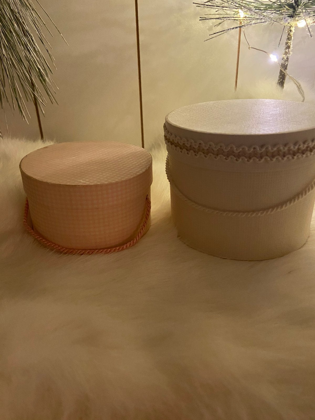 Twee brocante poppen hoedendoosjes met wassen kroontje en, Ophalen of Verzenden