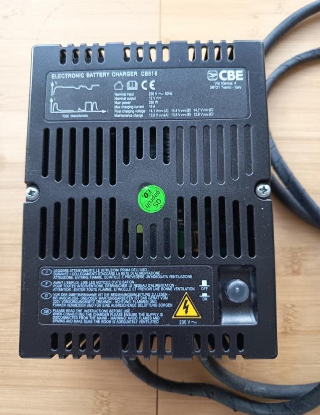 CBE CB516 Elektronische Acculader 12V 16A Camper Caravan, Ophalen of Verzenden, Zo goed als nieuw