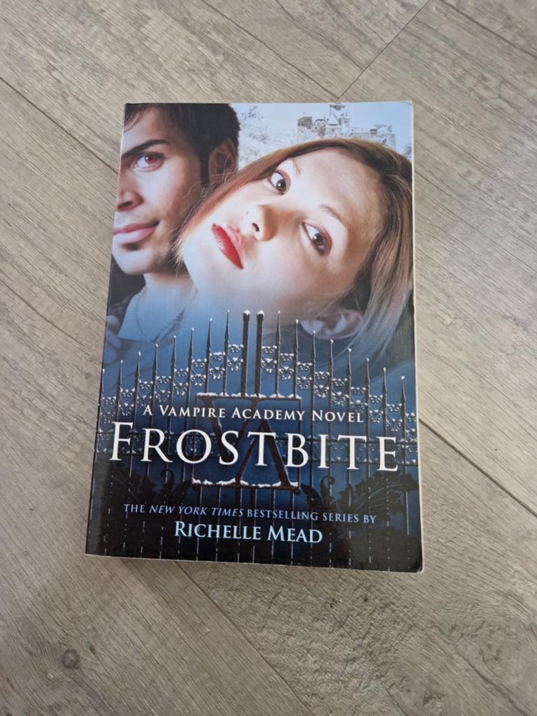 Boek richelle mead frostbite vampire academy deel 2 fantasy, Ophalen of Verzenden, Zo goed als nieuw