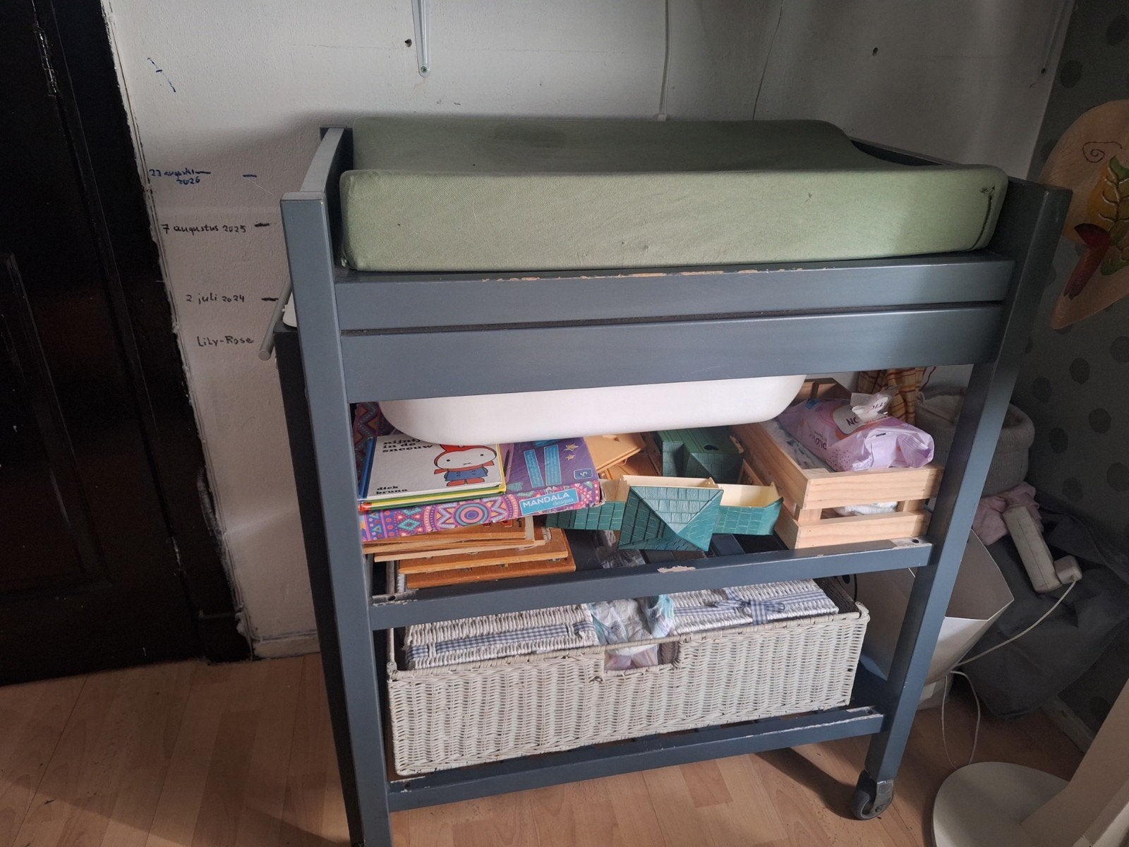 Zware Verzorgcommode met Ingebouwd Badje en Wieltjes, Kinderen en Baby's, Ophalen, Gebruikt, Overige typen, Overige merken