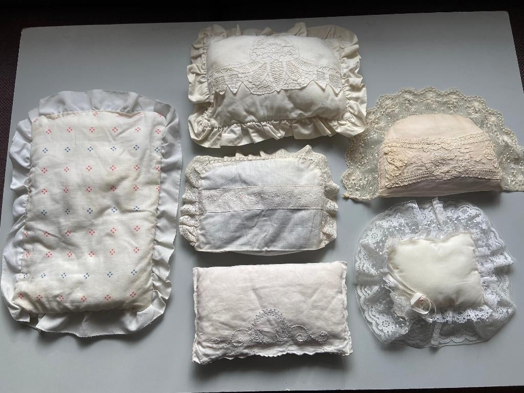 Oud Kussen Poppenwagen Wieg Poppenwieg Bed Kant, Verzamelen, Poppen, Ophalen of Verzenden, Gebruikt, Overige typen