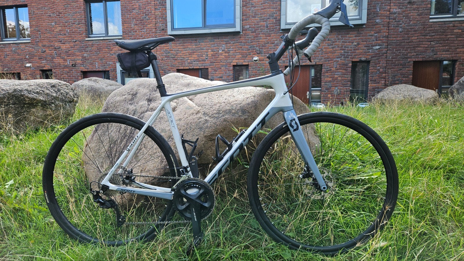 Scott Addict 20 Disc Shimano 105 carbon racefiets met extra, Fietsen en Brommers, Fietsen | Racefietsen, Carbon, Zo goed als nieuw
