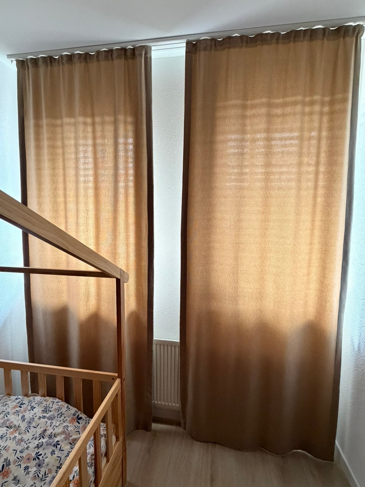 2x Bruin/Beige Linnenlook Gordijnen – Lichtdoorlatend, Beige, Ophalen of Verzenden, Gordijn, Lichtdoorlatend