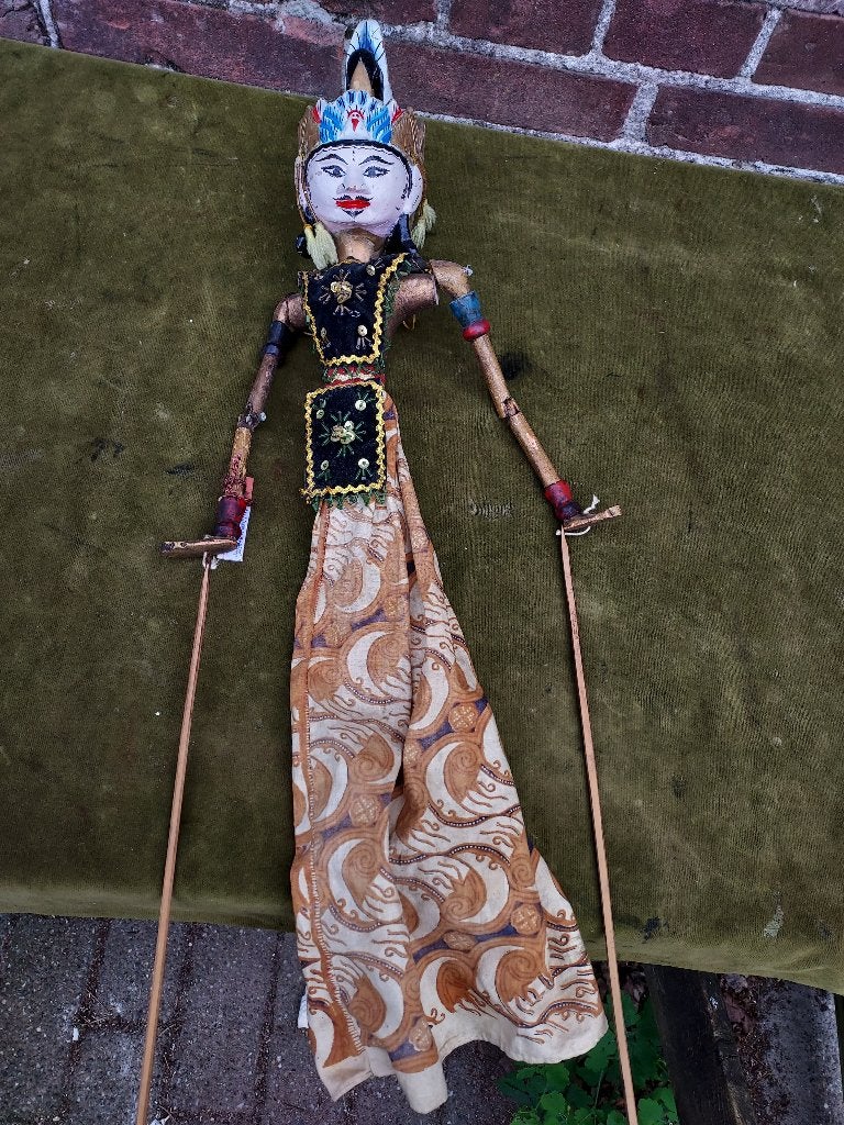 Indische wajangpop met bruine sarong., Hout, Handgemaakt, Verzenden, Indonesië