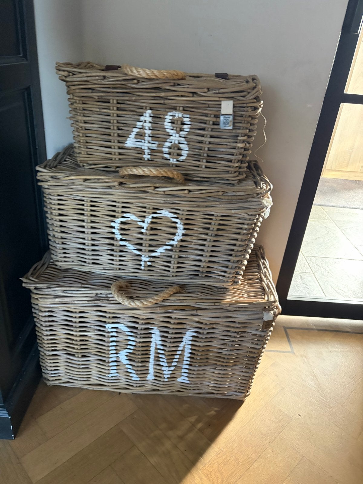 Set van 3 rieten (rotan) manden van Riviera Maison, 50 tot 100 cm, Ophalen of Verzenden, Zo goed als nieuw, 50 tot 75 cm