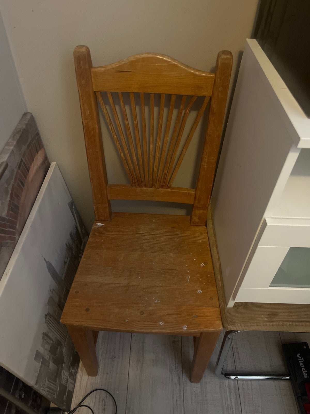 Houten stoel met spijlen rugleuning, Ophalen