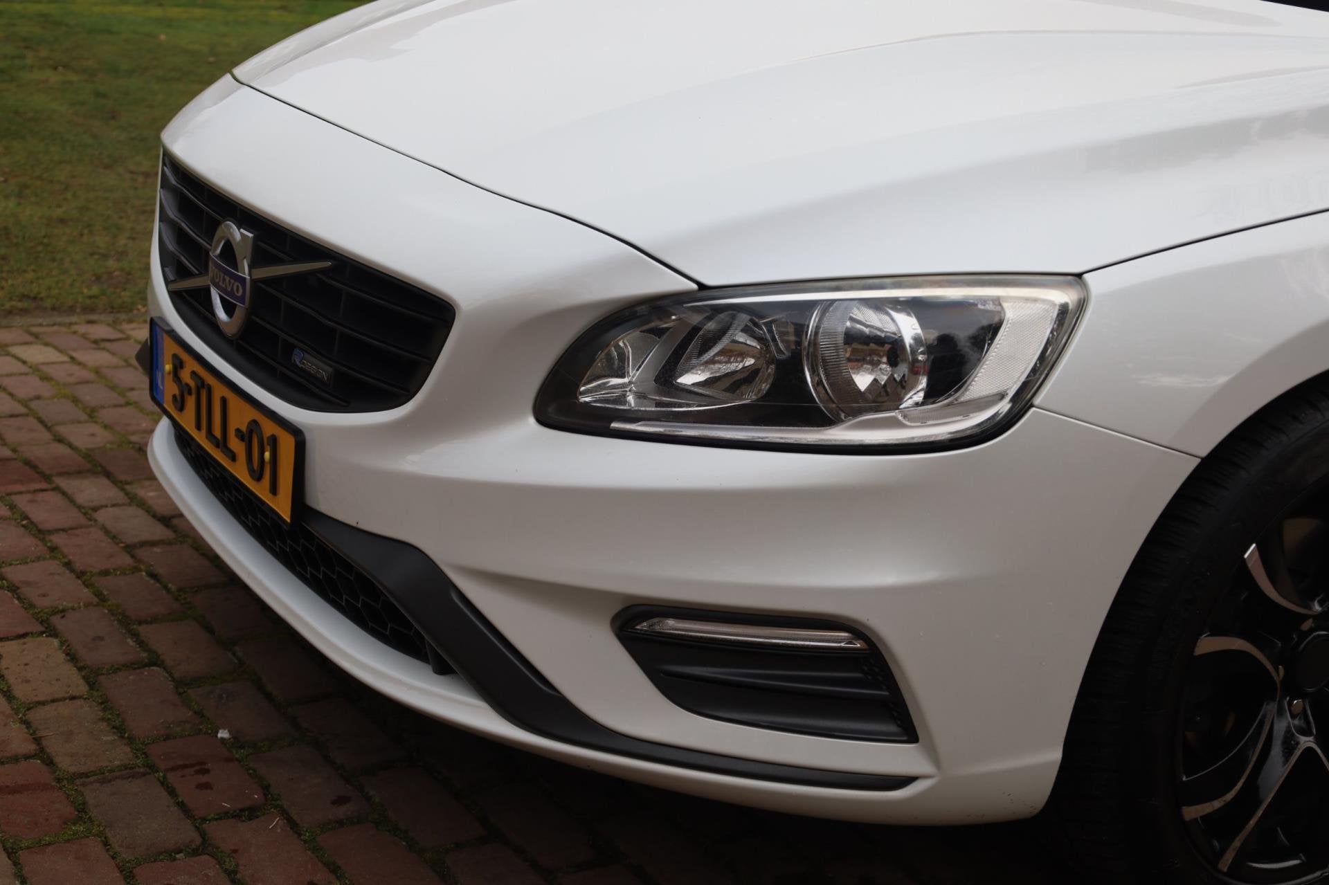 Volvo V60 1.6 T3 R-Design Aut. | Origineel NL | Slechts 95.0, Auto's, Gebruikt, Zwart, 4 cilinders, 150 pk