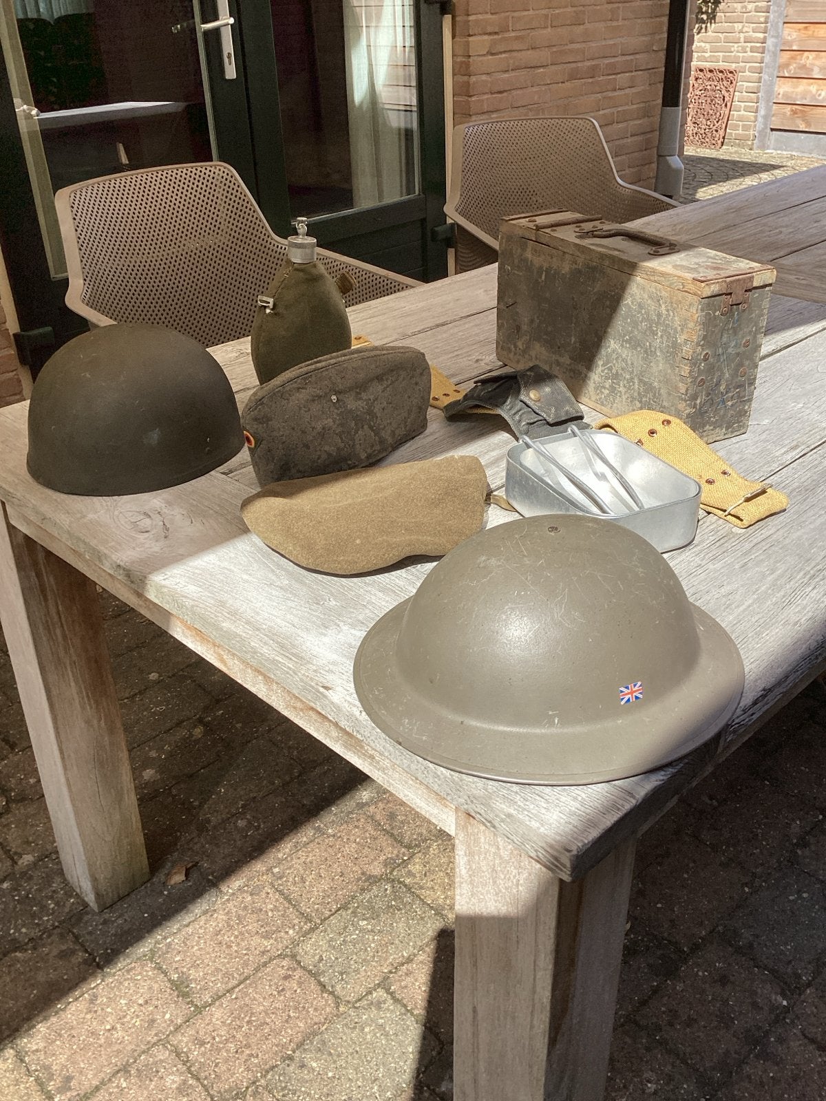 Diverse militaire collectie: helmen, veldfles, kisten, Ophalen, Overige soorten, Overige gebieden, Helm of Baret
