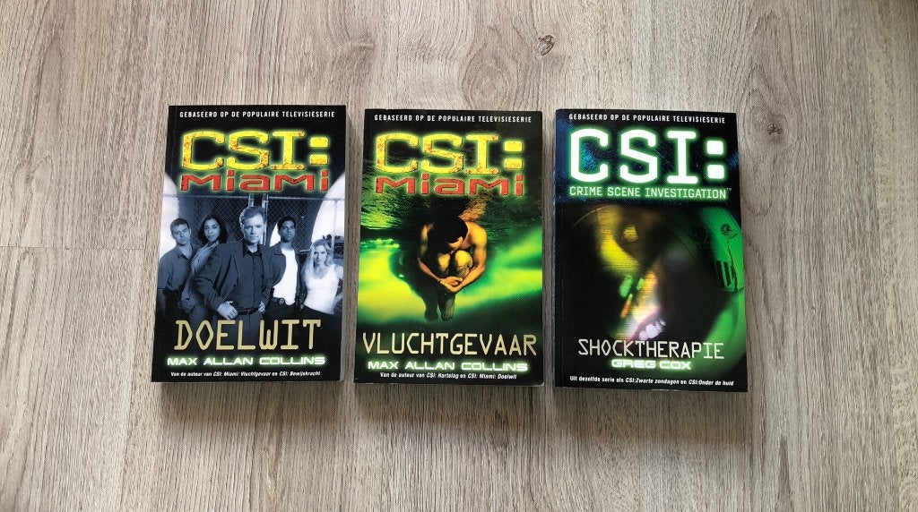 Thrillers CSI Miami Doelwit, Vluchtgevaar en Shocktherapie, Ophalen of Verzenden, Gelezen, Diverse auteurs, Amerika