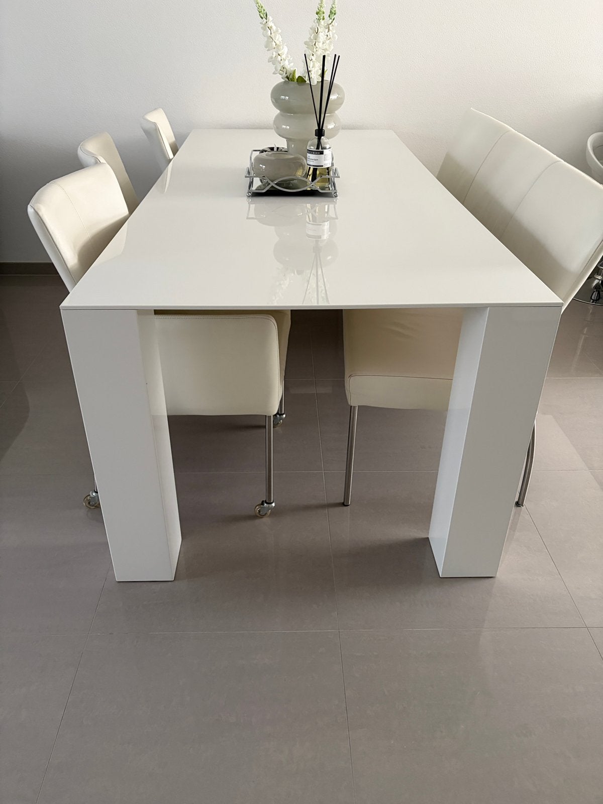 Withoogglans eettafel met wit leer eetbank en 3 eetstoelen, Ophalen