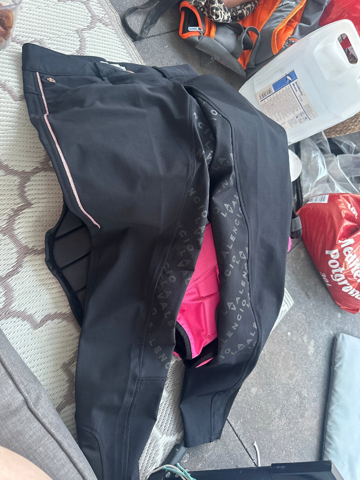 Zwarte rijbroek met roze accenten - La Valencio, Kleding | Dames, Broeken en Pantalons, Zo goed als nieuw, Maat 38/40 (M), Zwart