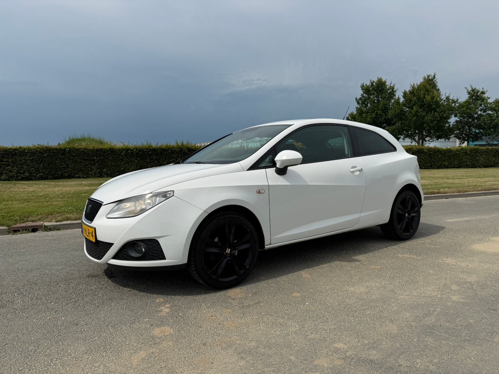 Seat Ibiza 1.4 63KW 3DRS 2009 Wit, Auto's, Seat, Voorwielaandrijving, 40 €/maand, Zwart, 4 cilinders