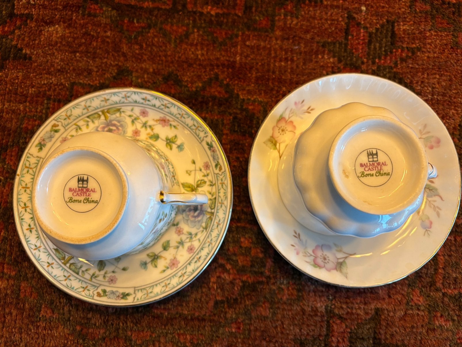 2 vintage Balmoral Castle Bone China kop & schotel, Antiek en Kunst, Antiek | Servies los, Ophalen