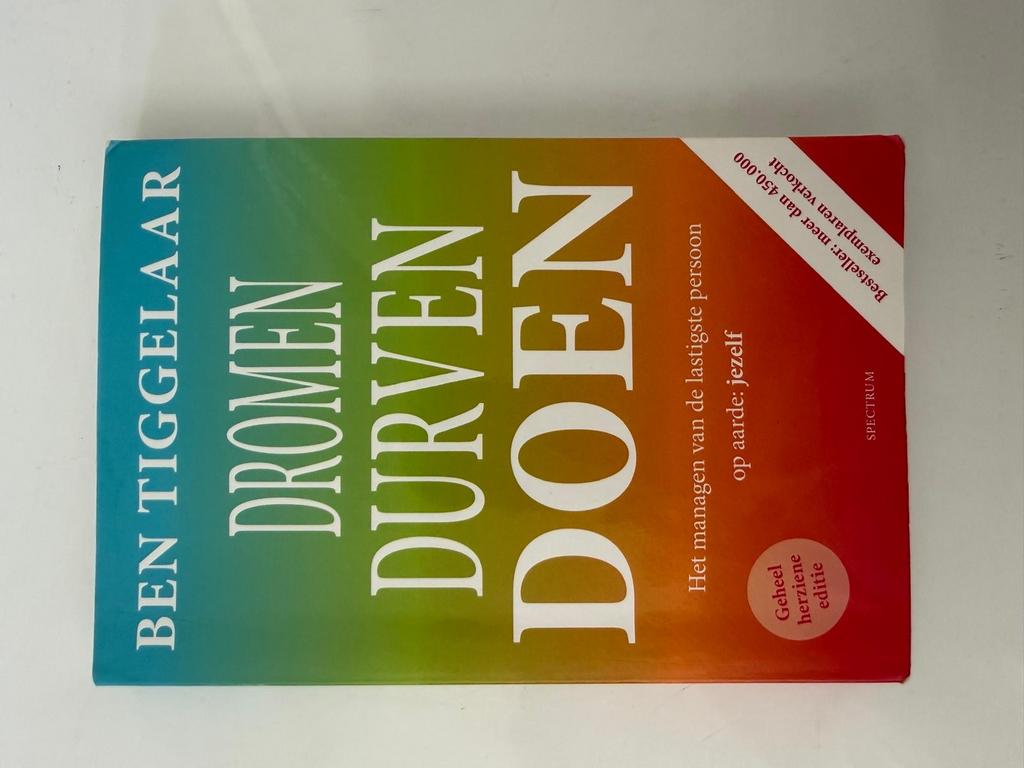 Dromen Durven Doen - Ben Tiggelaar (Geheel herziene editie), Boeken, Woordenboeken, Ophalen of Verzenden, Gelezen, Prisma of Spectrum