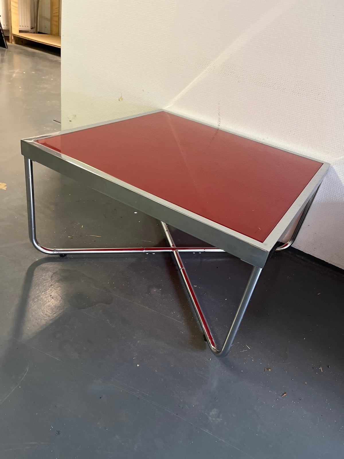 Salontafel met rood glazen blad en chromen onderstel, 100 tot 150 cm, Rode tafel straat 22, Vierkant, Glas